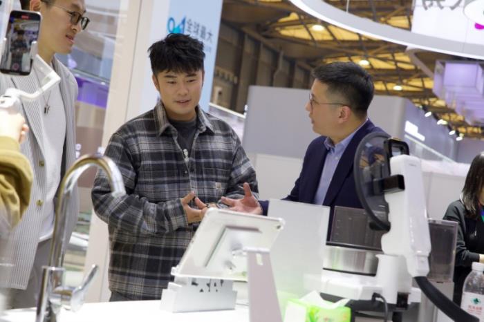 添可品牌大使陳赫現(xiàn)身AWE2025展區(qū)，實(shí)力種草芙萬洗地機(jī)，直呼