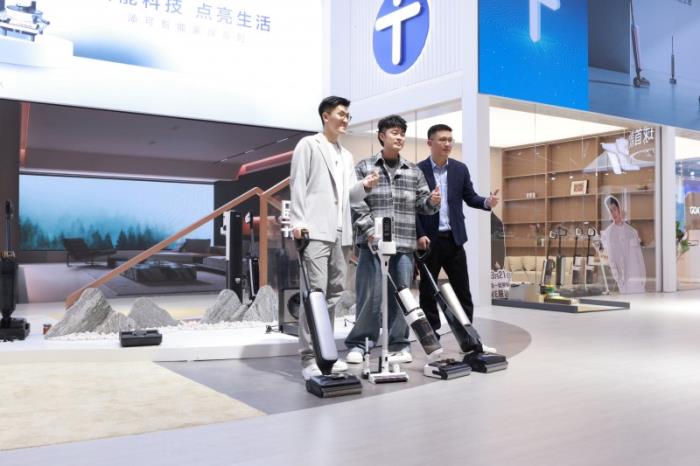添可品牌大使陳赫現(xiàn)身AWE2025展區(qū)，實(shí)力種草芙萬洗地機(jī)，直呼