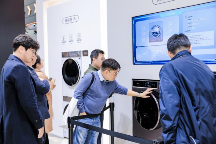 海信AWE 2025放大招，全球首臺4合1熱泵洗烘一體機(jī)終結(jié)衣物混洗難題