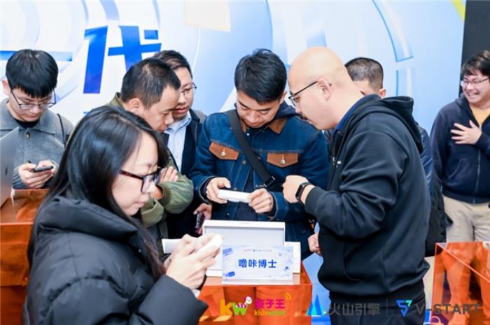 嚕咔博士AI拍學(xué)機亮相BYKIDs孵化器發(fā)布會，讓世界變成孩子的課本
