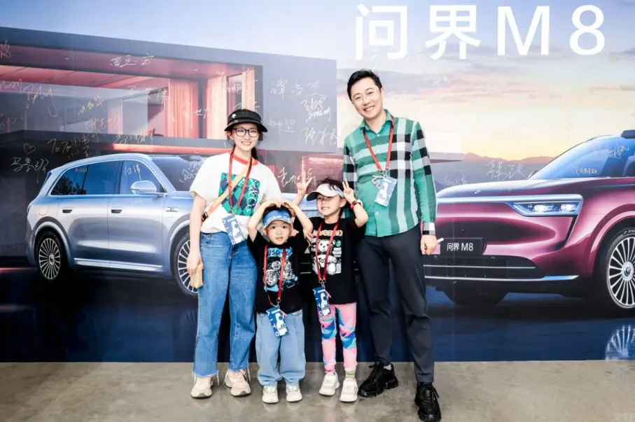 百組車主齊聚問界M8交付現(xiàn)場，中國智造加速度驚爆同行