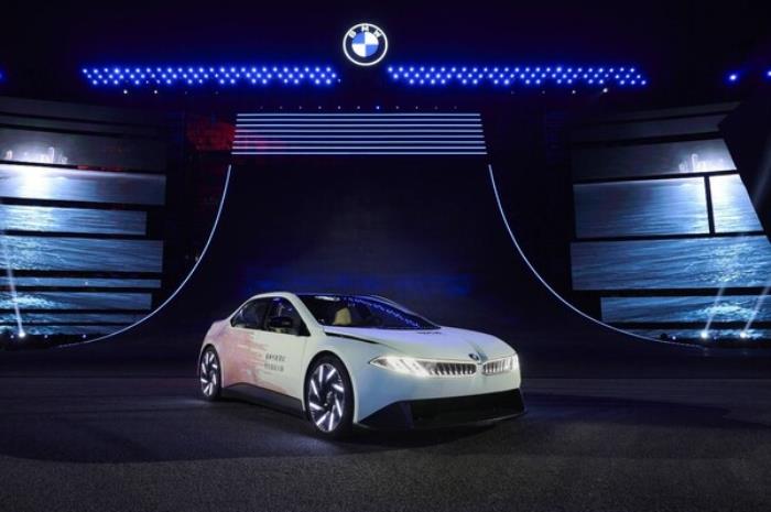 唯有掌控，方有駕趣：BMW新世代駕趣概念車首次亮相上海，亮劍電動(dòng)時(shí)代巔峰掌控力