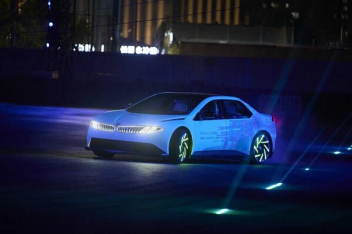 唯有掌控，方有駕趣：BMW新世代駕趣概念車首次亮相上海，亮劍電動(dòng)時(shí)代巔峰掌控力