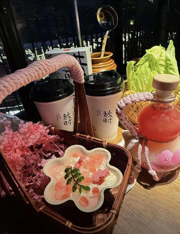 年輕人的假期續(xù)航包：把餐廳吃成“旅行試用裝”
