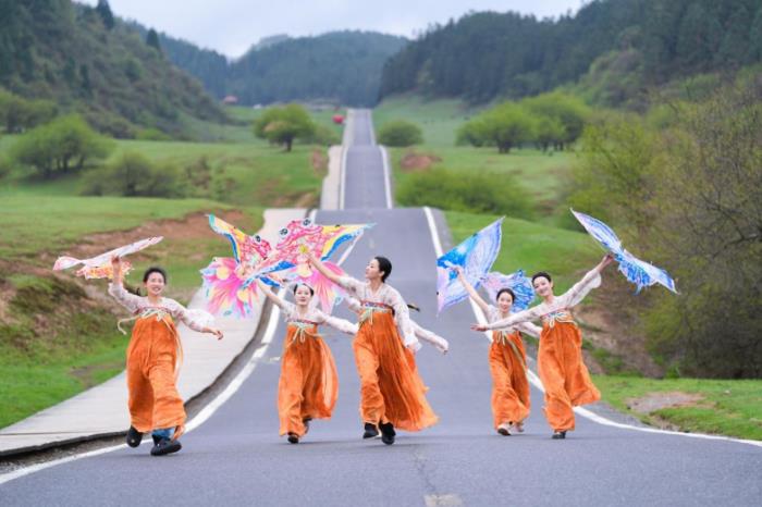 五一武隆王炸玩法！直升機瞰仙山 + 風箏賽云端，六大潮玩藏彩蛋