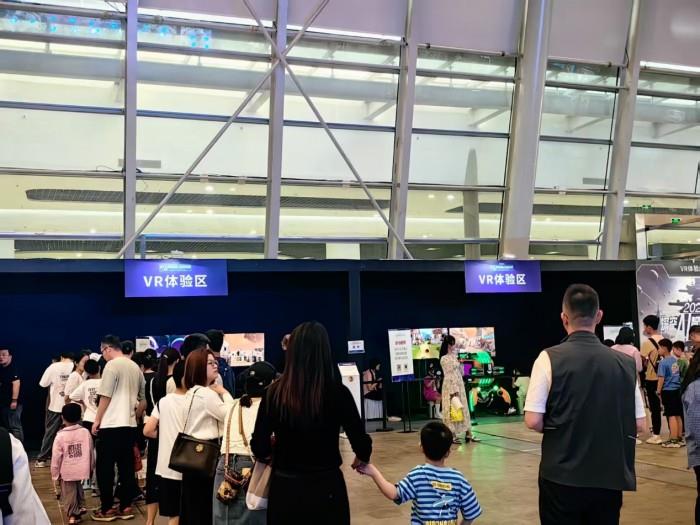 觸手可及，玩轉(zhuǎn)AI智能世界 2025深空AI智能機(jī)器人互動體驗展上海站圓滿落幕，蚌埠站盛宴
