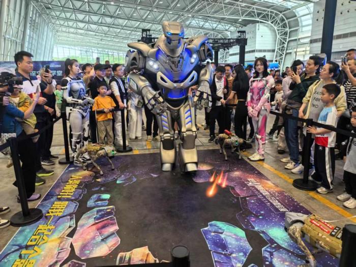觸手可及，玩轉(zhuǎn)AI智能世界 2025深空AI智能機(jī)器人互動體驗展上海站圓滿落幕，蚌埠站盛宴