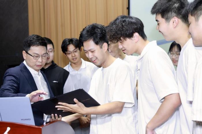 華為終端BG董事長(zhǎng)余承東重返母校清華 開講鴻蒙校園公開課