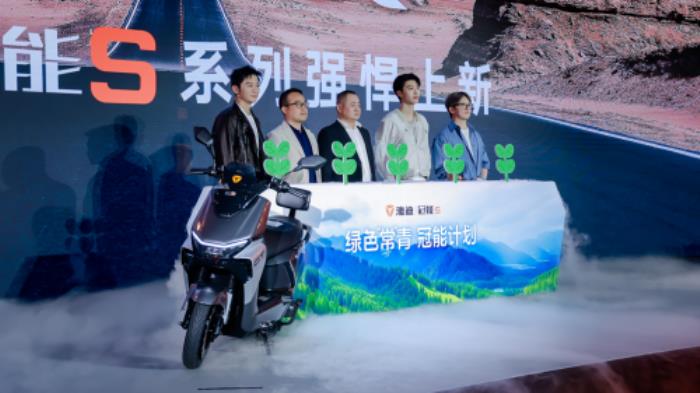 雅迪冠能S白鯊震撼上市：全球首款支付寶“碰一下”量產(chǎn)電動(dòng)車開始發(fā)售，價(jià)格4699元