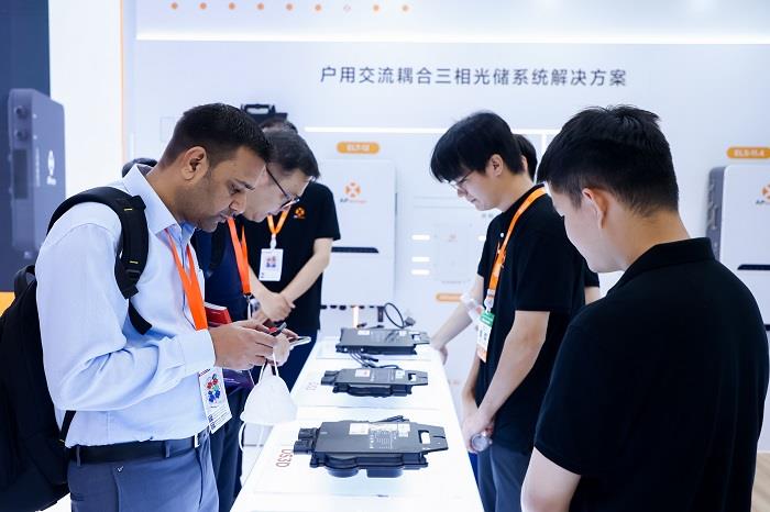 AI賦能，智啟未來丨昱能科技攜全場景智慧光儲解決方案重磅亮相SNEC！
