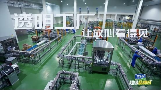 總臺陳偉鴻走進君樂寶溯源鮮活密碼，破解一杯好奶誕生的“黃金公式”