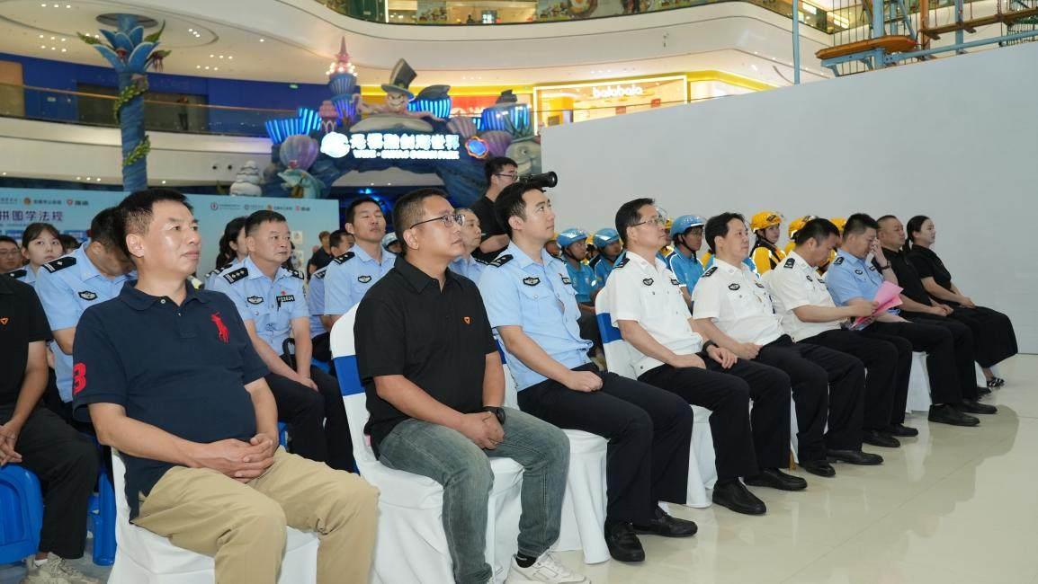 “警熊小智”亮相，趣味拼圖普法！雅迪與無錫公安玩轉(zhuǎn)安全騎行新宣教